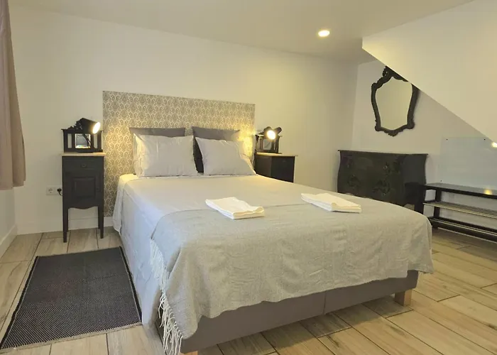 Casinhas Da Ajuda Nº 9-1 *